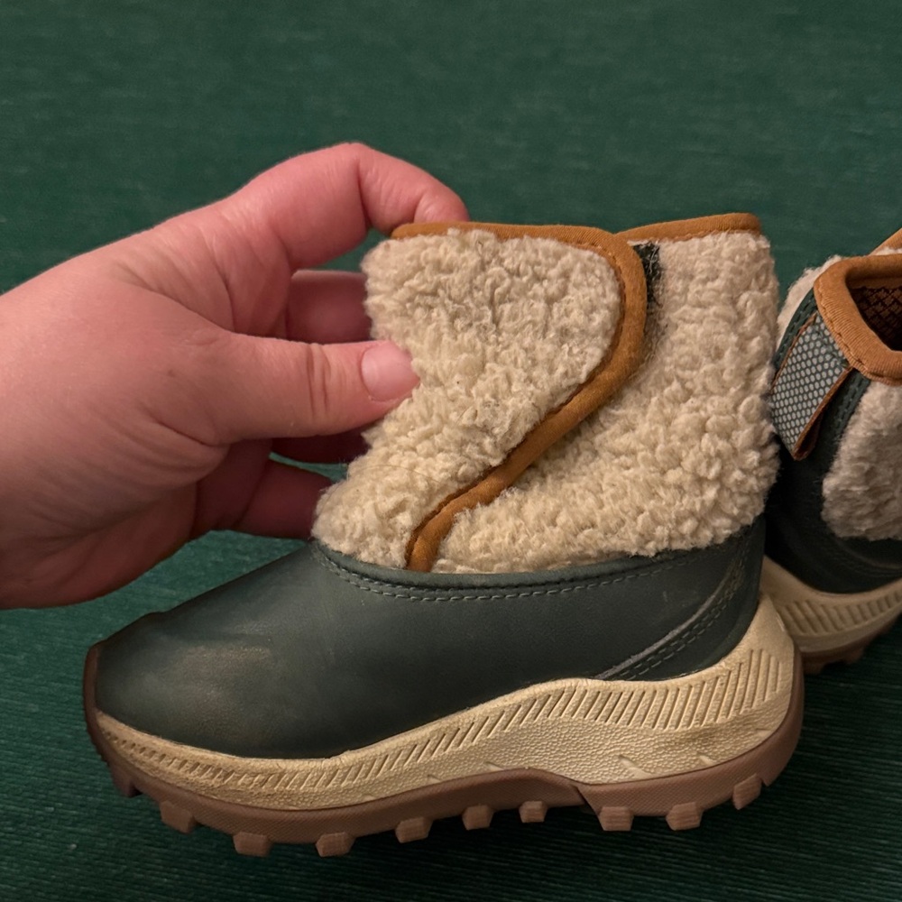 L.L. Bean Kids' Cozy Tan and Green Boots Toddler Size 6 - Picture 4 of 6